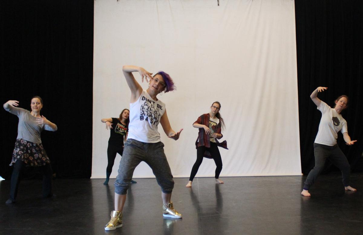 In March, Elizabeth Hallett ’05 led a special hip-hop dance workshop as part of the Dance in World Cultures class.