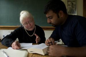 Geraldine Pittman de Batlle works with Rohan Agarwal ’06 during a tutorial. Photo by Peter Peck