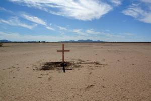 A hand-crafted cross planted in a barren expanse of the Sonoran Desert by Alvaro Enciso and his collaborators marks one more migrant death that might otherwise have been overlooked. Photo by Alvaro Enciso