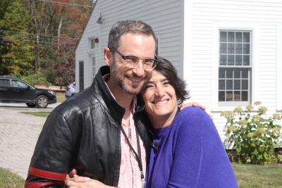 Sean Cole ’93 and Maia Segura ’91, director of alumni engagement, share the love during Home Days. 
