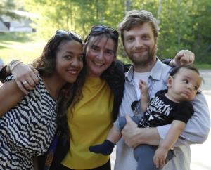 Linda Reyes ’99, Russ Wootton ’02 and their son Lincoln visit with politics professor Lynette Rummel