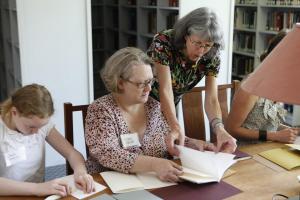 Hendrickson assists Diane Kazar ’80 and her daughter Emma at the journal workshop. 