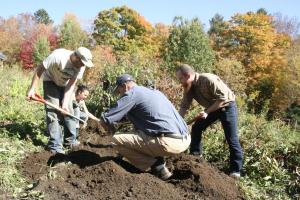 Chemistry professor Todd Smith and mathematics professor Matt Ollis helped farm managers Pete Pugh ’16 and Sarah Palacios ’17 harvest potatoes at the community garden. The crop was disappointing—in Pete’s words, “If we were subsistence farmers, we’d be dead.”