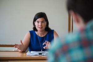 Bronwen Tate explains a close reading exercise during a writing class. Photo by Kelly Fletcher